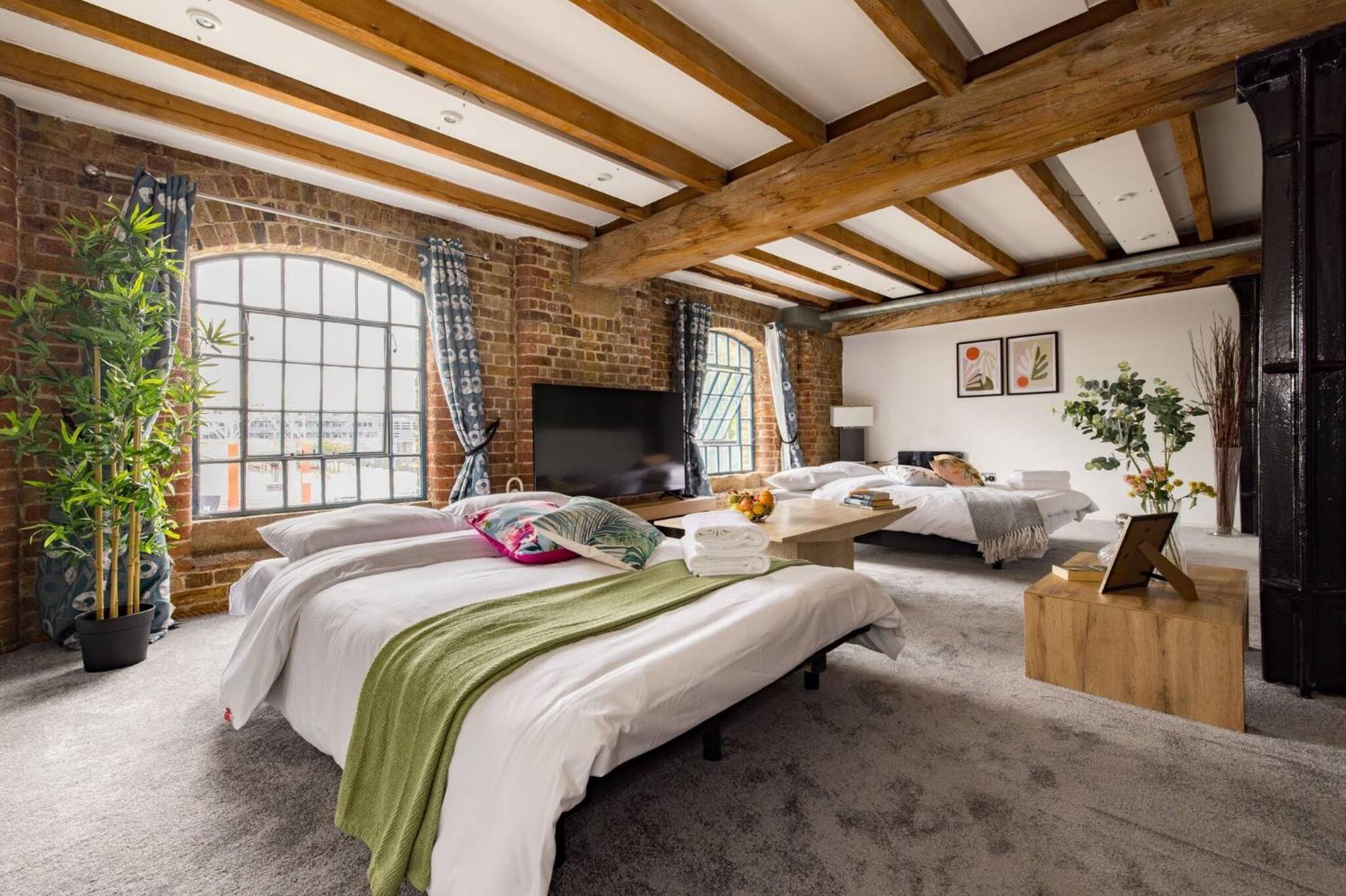 Wild Roses Serviced Apartments - Excel Warehouse 2 Лондон Экстерьер фото